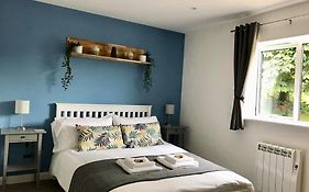 Beautiful Cosy Rural Retreat With Parking!